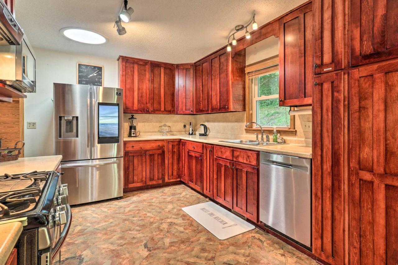 Charming Mills River Home With Porch And Yard! Exterior photo